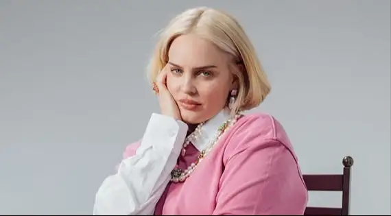 Ouça a versão acústica da música, "SLIGHTLY LESS DEPRESSED", com letra e tradução!