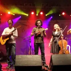 Capotes Pretos na Terra Marfim