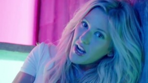 Ellie Goulding retorna ao topo da parada britânica de álbuns