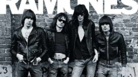 Depois de 38 anos de lançado, estreia dos Ramones ganha disco de ouro
