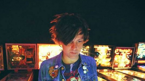 Ouça a versão que Ryan Adams fez para "I Want To Know What Love Is"
