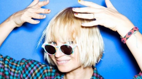 Sia libera trecho de nova música em vídeo estrelado por Katy Perry e Selena Gomez