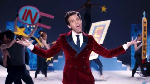Mika revela o clipe de "Talk About You"