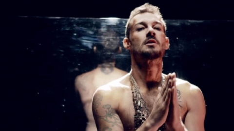 Confira o clipe de "Cool On Fire", de Daniel Johns