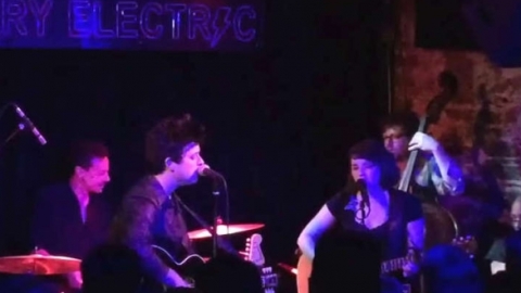 Billie Joe Armstrong e Norah Jones tocam covers dos Everly Brothers em show intimista. Veja!