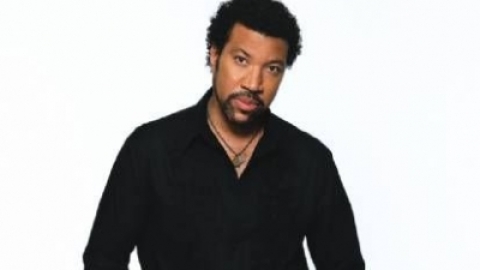 Show no Glastonbury Festival leva Lionel Richie ao topo da parada britânica depois de 23 anos