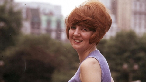 Britânicos homenageiam Cilla Black, morta no dia 1°, colocando álbum da cantora no topo da parada
