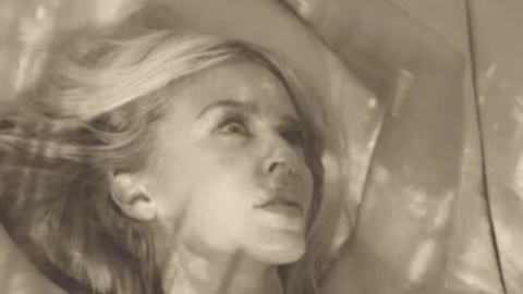 Kylie Minogue divulga clipe de "Black And White" em parceria com Shaggy