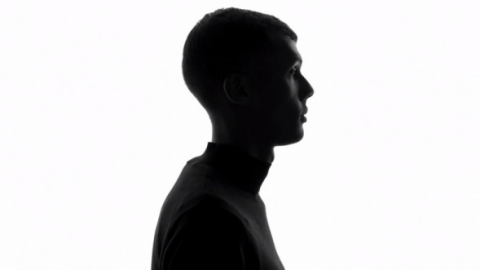 Stromae revela o clipe de "Quand C'est?"