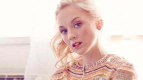 Assista ao lyric video de "Mess", nova música de Emily Kinney