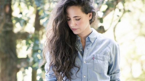 Cantora Tiê fará show beneficente pela ação Outubro Rosa