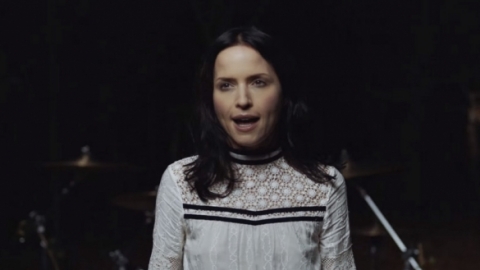 The Corrs revelam o clipe de "Bring On The Night"