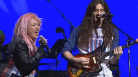 Veja Cyndi Lauper e Kurt Vile cantando clássico dos Rolling Stones