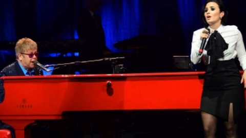 Elton John recebe Demi Lovato, Shawn Mendes e Patrick Stump em gravação de especial para a TV