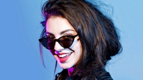 Charli XCX irá finalizar o terceiro álbum nesta semana