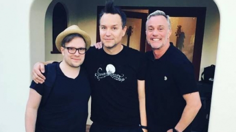 Vocalista do Fall Out Boy pode participar de novo álbum do Blink-182