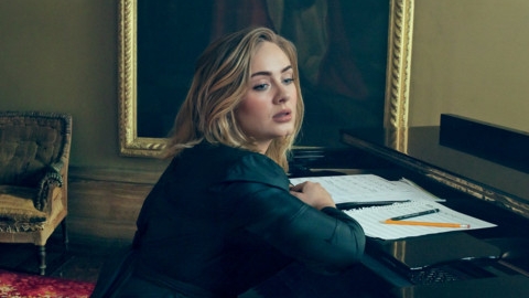 "25": Adele retorna ao topo da parada britânica de álbuns