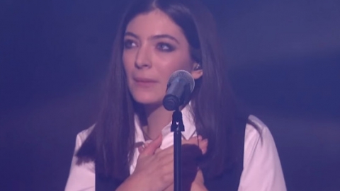 Lorde homenageia David Bowie nos BRIT Awards cantando "Life On Mars"