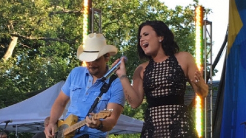 Demi Lovato e Brad Paisley apresentam "Without A Fight" em programa americano