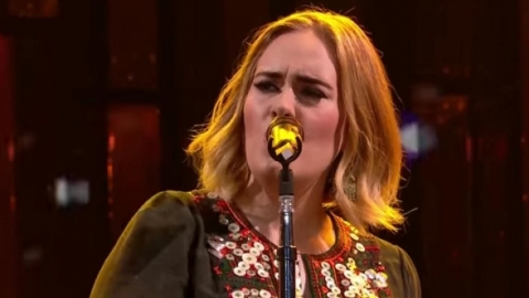 Adele domina a parada britânica de álbuns depois de show consagrador em Glastonbury