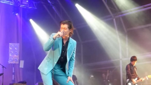 The Last Shadow Puppets tocam clássico dos Smiths com o guitarrista Johnny Marr. Veja!