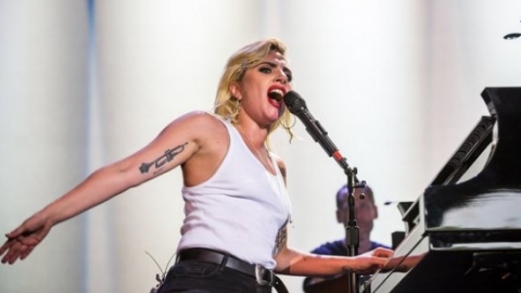 Lady Gaga canta "Come Together" dos Beatles em evento do Partido Democrata americano. Veja!