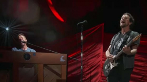 Eddie Vedder e Chris Martin cantam "Don't Dream It's Over" do Crowded House ao vivo. Veja!