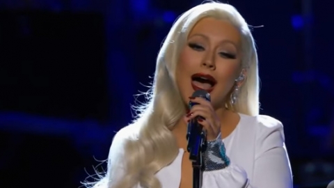 Christina Aguilera faz performance do clássico "Stormy Weather"