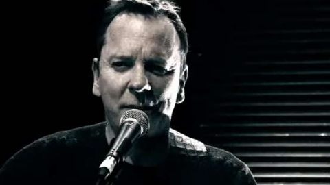Kiefer Sutherland, da série 24 Horas, se lança como cantor . Veja o clipe de "I'll Do Anything"