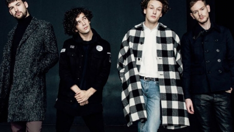 The 1975 regrava "By Your Side", de Sade. Ouça!