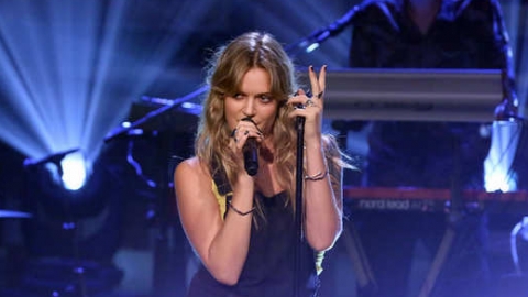 Prepare-se para o show de Tove Lo no Lolla vendo performances dela em programas de televisão!