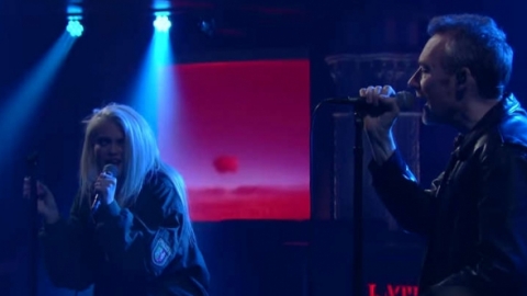 Sky Ferreira canta "The Two Of Us" com o Jesus And Mary Chain na televisão americana. Veja!