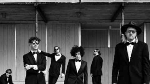 "Everything Now" do Arcade Fire estreia no topo da parada britânica de álbuns