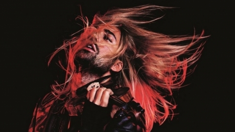 Conheça David Garrett, violonista que une música clássica e rock, e virá ao Brasil em novembro