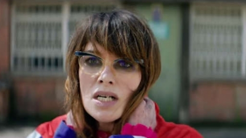 Lena Headey, a Cersei de Game Of Thrones, está no novo clipe do Kasabian. Veja "Ill Ray (The King)"