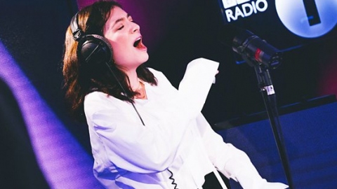Lorde emociona com cover de "In The Air Tonight", de Phil Collins. Assista!