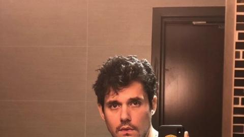 John Mayer posta foto nas redes sociais e tranquiliza fãs: "Ainda estou com tudo"