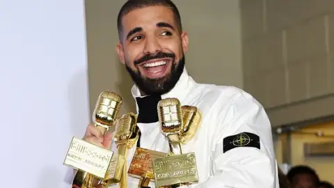 "God's Plan" de Drake se mantém no topo da parada britânica de singles