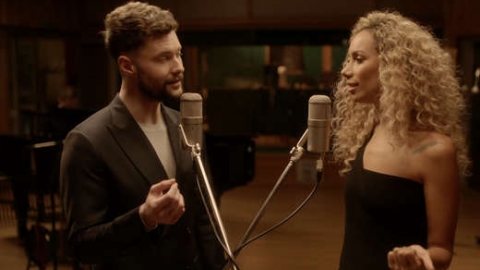 Calum Scott regrava "You Are The Reason" com Leona Lewis. Veja o clipe!