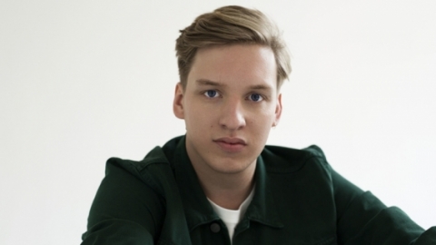 George Ezra desbanca trilha de "O Rei do Show" do topo da parada britânica de álbuns