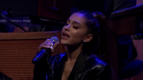 Ariana Grande homenageia Aretha Franklin na televisão americana. Veja!