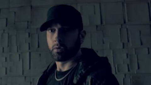 "Kamikaze" de Eminem chega no topo das paradas americana e britânica