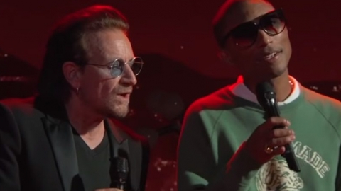 Bono e Pharrell cantam versão intimista de "Stayin' Alive" dos Bee Gees na TV. Veja!