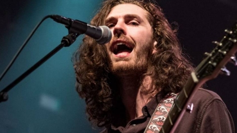 Novo álbum de Hozier estreia no topo da parada americana