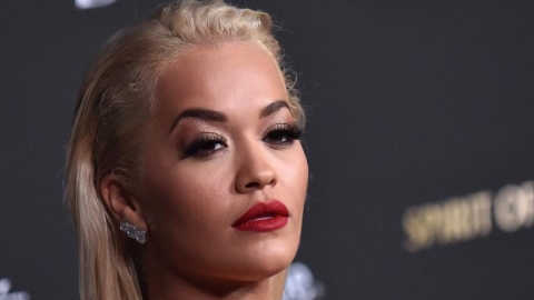 Rita Ora grava cover de Joni Mitchell, "Big Yellow Taxi", e versão acústica de "Only Want You". Ouça