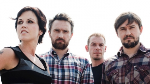 Último álbum dos Cranberries é lançado. Ouça "In the End"