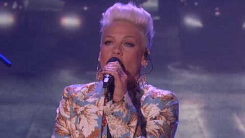 P!nk estreia no topo da parada britânica de álbuns com "Hurts 2B Human"