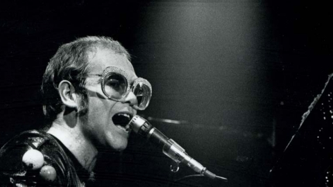 Veja algumas facetas menos conhecidas de Elton John