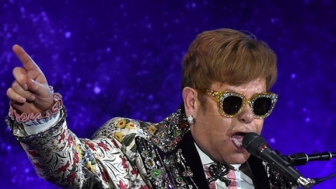 Veja cinco fatos interessantes da carreira de Elton John que ficaram de fora de "Rocketman"