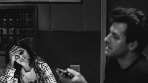 Com Camila Cabello, Lykke Li e Miley Cyrus, Mark Ronson lança álbum, "Late Night Feelings". Ouça!